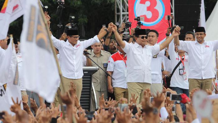 Pasaangan Anies-Sandi bersama Ketum Gerindra Prabowo Subianto dalam kampanye Pilgub DKI. (Foto: Timses Anies-Sandi)