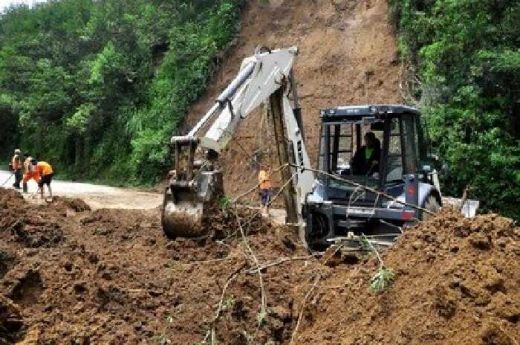 Alat berat sedang membersihkan jalan provinsi dari longsoran.(kemendagri.go.id)