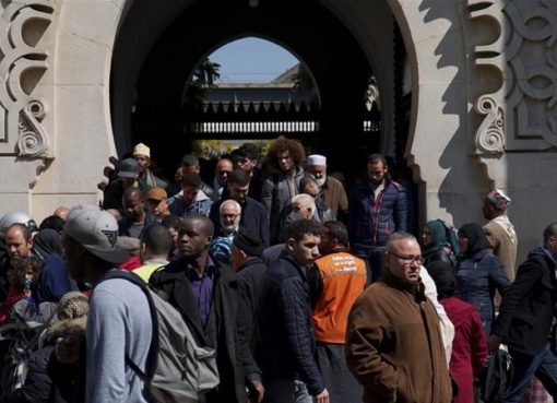 Jamaah ketika keluar dari Masjid Agung Paris setelah sholat Jumat (21/4). (Foto: Al Jazeera)