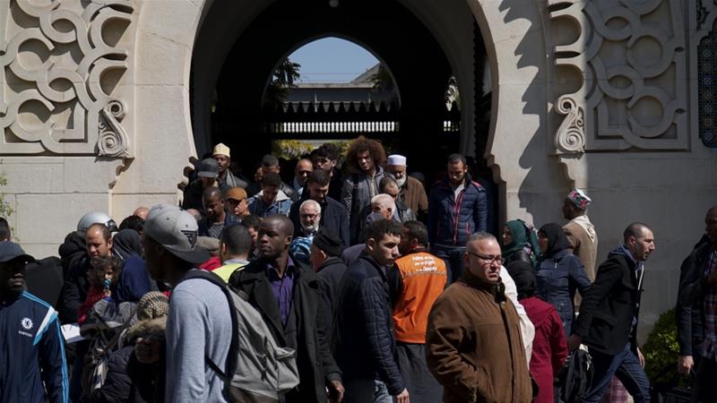 Jamaah ketika keluar dari Masjid Agung Paris setelah sholat Jumat (21/4). (Foto: Al Jazeera)