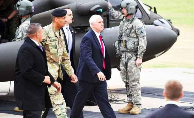 Di tengah ketegangan akibat provokasi Korea Utara dengan uji coba rudalnya, Wakil Presiden AS Mike Pence (tengah) mengunjungi kamp militer Demilatitazed Zona (DMZ) di Bonifas, Paju, dekat perbatasan Korea Utara dan Selatan, Panmunjom, Minggu (16/4). (Foto: AFP/Arab News)