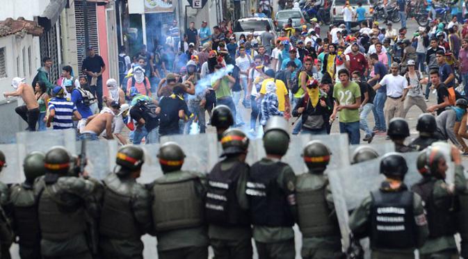 Demonstran bentrok dengan polisi anti huru hara dalam sebuah demonstrasi menentang Presiden Venezuela Nicolas Maduro, di San Cristobal, Venezuela, beberapa waktu lalu.(Foto: AFP/France 24)