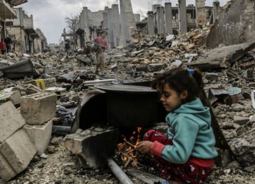 Seorang bocah perempuan berusaha berlindung agar terhindar dari serangan bom, di kota Tuscany, Suriah, (Foto Dokumen AFP)