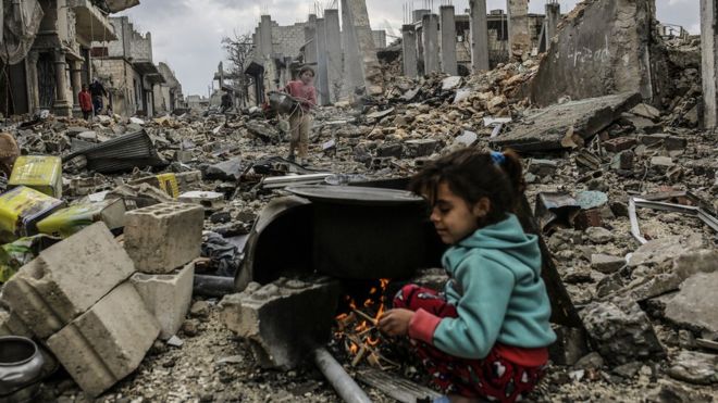 Seorang bocah perempuan berusaha berlindung agar terhindar dari serangan bom, di kota Tuscany, Suriah, (Foto Dokumen AFP)