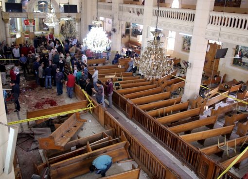 Bom meledak di ruang gereja Mar Girgis Koptik, di Tanta, saat berlangsung misa Minggu. Setidaknya 21 tewas dan 69 cidera. (Foto: EPA/Al Jazeera)