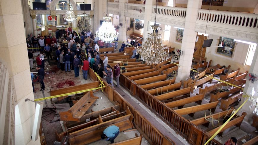 Bom meledak di ruang gereja Mar Girgis Koptik, di Tanta, saat berlangsung misa Minggu. Setidaknya 21 tewas dan 69 cidera. (Foto: EPA/Al Jazeera)