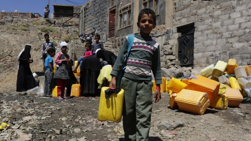 PBB mengumumkan bahwa hampir dua pertiga penduduk Yaman membutuhkan bantuan darurat. Anak-anakpun harus kerja keras membantu kebutuhan keluarga. (Foto: EPA/Al Jazeera)