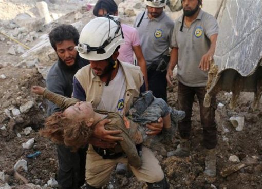 Kelompok “Helm Putih” tampak menyelamatkan seorang anak dari puing bekas hantaman serangan udara. Pihak penyelamat mengatakan bahwa pihaknya juga berulang kali jadi target dalam perang Suriah. (Foto:AFP/Al Jazeera)