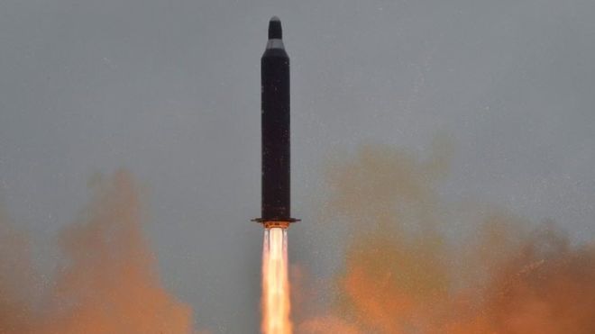 Korea Utara melakukan sejumlah tes rudal yang mendorong meningkatnya ketegangan di semenanjung Korea, serta disejumlah negara. Tampak salah satu rudal yang diluncurkannya. (Foto: EPA/BBC News)