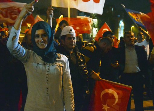 Masyarakat Turki menyabut hasil referendum tentang perubahan konstitusi, Minggu. Hasil itu akan berlaku setelah pemilihan presiden dan parlemen 2019 ditetapkan. (Foto: Al Jazeera)
