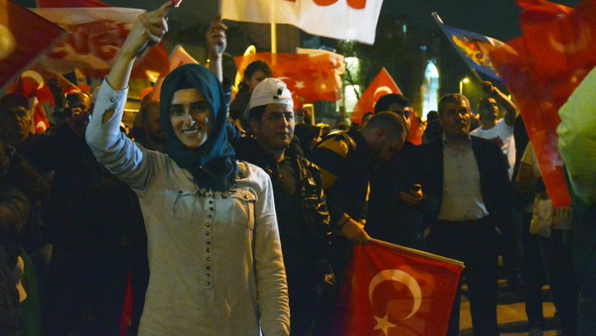 Masyarakat Turki menyabut hasil referendum tentang perubahan konstitusi, Minggu. Hasil itu akan berlaku setelah pemilihan presiden dan parlemen 2019 ditetapkan. (Foto: Al Jazeera)
