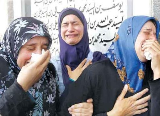 Beberapa wanita terlihat menangis saat menghadiri upacara pemakaman di Masjid Sayyida Zeinab, di pinggiran Damaskus. Para korban adalah pengungsi asal Foua dan Kiraya yang tewas ketika iring-iringan kendaraan yang mengangkut mereka dihantam bom bunuh diri. (AFP/Arab News)