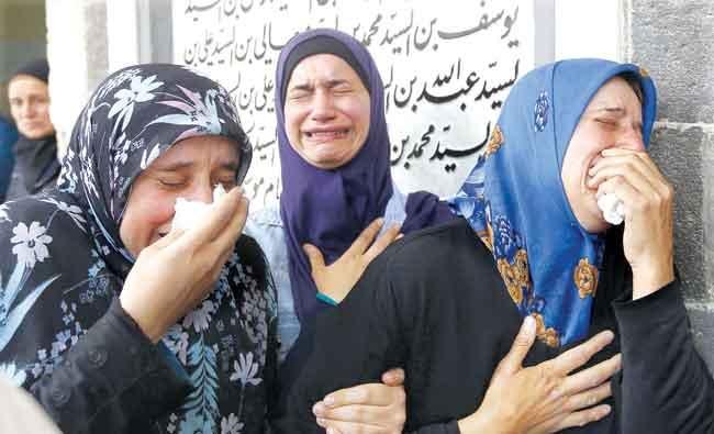 Beberapa wanita terlihat menangis saat menghadiri upacara pemakaman di Masjid Sayyida Zeinab, di pinggiran Damaskus. Para korban adalah pengungsi asal Foua dan Kiraya yang tewas ketika iring-iringan kendaraan yang mengangkut mereka dihantam bom bunuh diri. (AFP/Arab News)