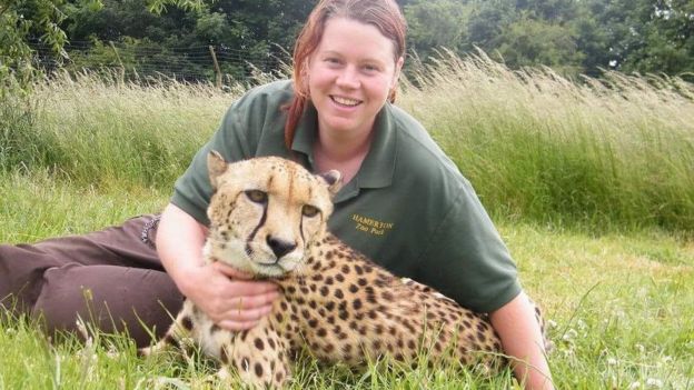 Rosa King bersama seekor harimau. (Foto: Hamerton Zoo Park/facebook/BBC News)