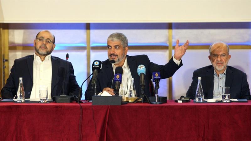 Pemimpin Hamas Khaled Meshaal (tengah) berbicara kepada wartawan di Doha. ( Foto:Reuters/Al Jazeera)