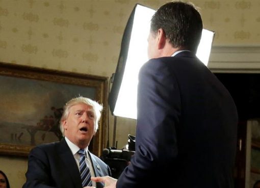 Presiden Trump ketika menerika (mantan) Direktur FBI James Comey di Gedung Putih, Januari lalu. (Foto: Reuters/Al Jazeera)