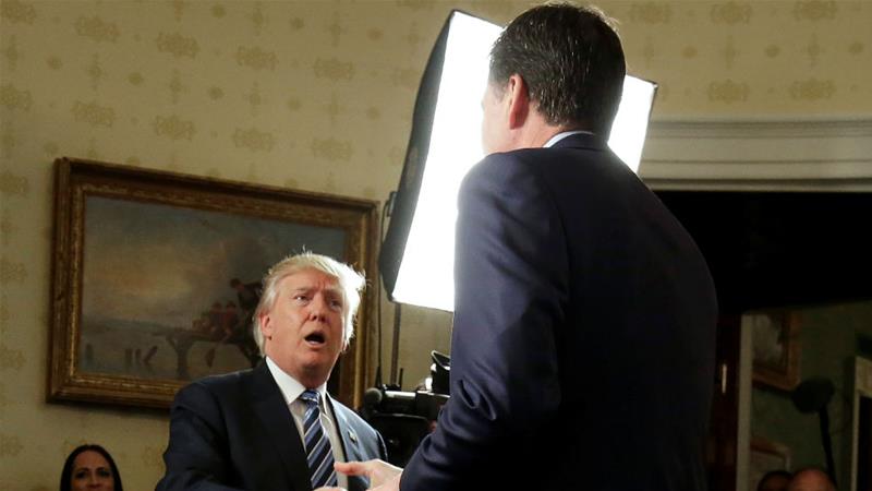 Presiden Trump ketika menerika (mantan) Direktur FBI James Comey di Gedung Putih, Januari lalu. (Foto: Reuters/Al Jazeera)
