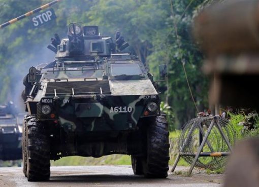 Iring-iringan kendaraan militer pro pemerintah sedang bergerak di Marawi (Foto: Reuters/Al Jazeera)