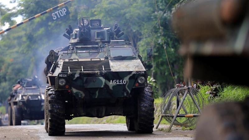 Iring-iringan kendaraan militer pro pemerintah sedang bergerak di Marawi (Foto: Reuters/Al Jazeera)