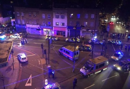 Suasana di wilayah sekitar Masjid Finsbury Park London, tempat terjadinya penabrakan terhadap pejalan kaki (jamaah masjid) yang berjalan di trotoar. (Foto: Reuters/BBC News)
