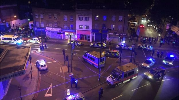 Suasana di wilayah sekitar Masjid Finsbury Park London, tempat terjadinya penabrakan terhadap pejalan kaki (jamaah masjid) yang berjalan di trotoar. (Foto: Reuters/BBC News)