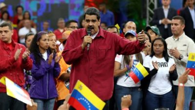 Presiden Maduro yang menghadapi protes rutin terhadap pemerintahnya dalam tiga bulan terakhir, bicara di depan massa pendukungnya, di Caracas. (Foto: EPA/BBC News)