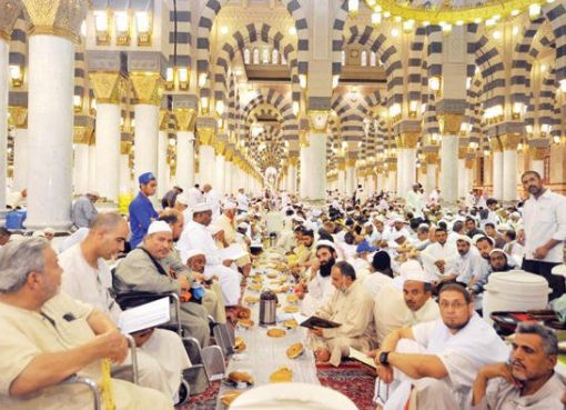 Ratusan jamaah membaca Al Qur'an menjelang berbuka puasa, Sabtu (17/6), di Masjid Nabawi Madinah. (Foto: Arab News)