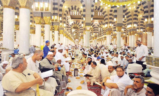 Ratusan jamaah membaca Al Qur'an menjelang berbuka puasa, Sabtu (17/6), di Masjid Nabawi Madinah. (Foto: Arab News)