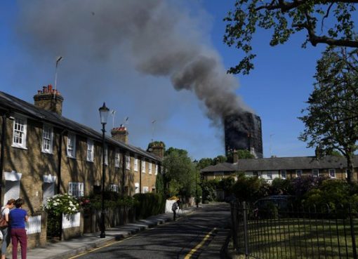 Seoang warga menyaksikan kebakaran Menara Grenfell London, 24 lantai, dari kejauhan.(Foto:Reuter/Arab News)