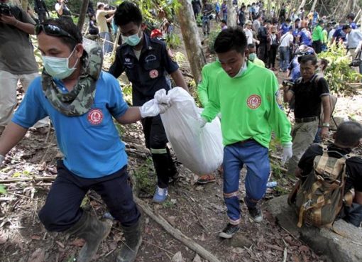 Banyak korban ditemukan di kuburan massal. Mereka adalah Muslim Rohingya, Myanmar, dari negara bagian Rakhine, yang dianiaya kelompok perdagangan manusia. Lebih dari 100 terdakwa dituduh menyelundupkan dan memperdagangkan pengungsi di perbatasan Thailand-Malaysia itu. (Foto: Reuters/Al Jazeeera)