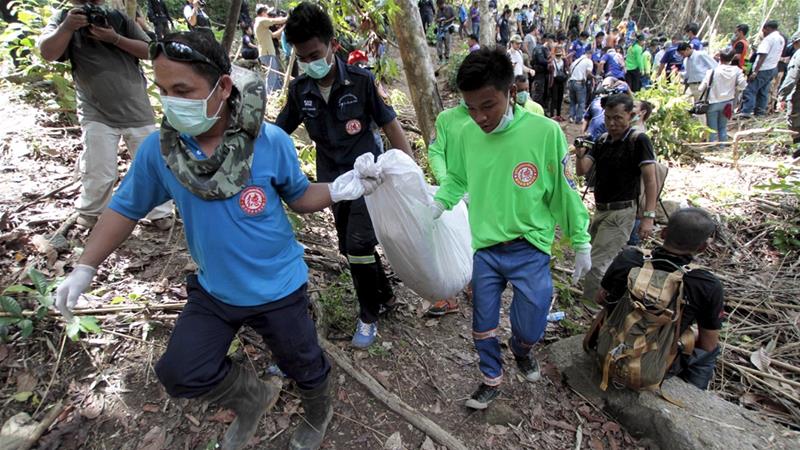 Banyak korban ditemukan di kuburan massal. Mereka adalah Muslim Rohingya, Myanmar, dari negara bagian Rakhine, yang dianiaya kelompok perdagangan manusia. Lebih dari 100 terdakwa dituduh menyelundupkan dan memperdagangkan pengungsi di perbatasan Thailand-Malaysia itu. (Foto: Reuters/Al Jazeeera)