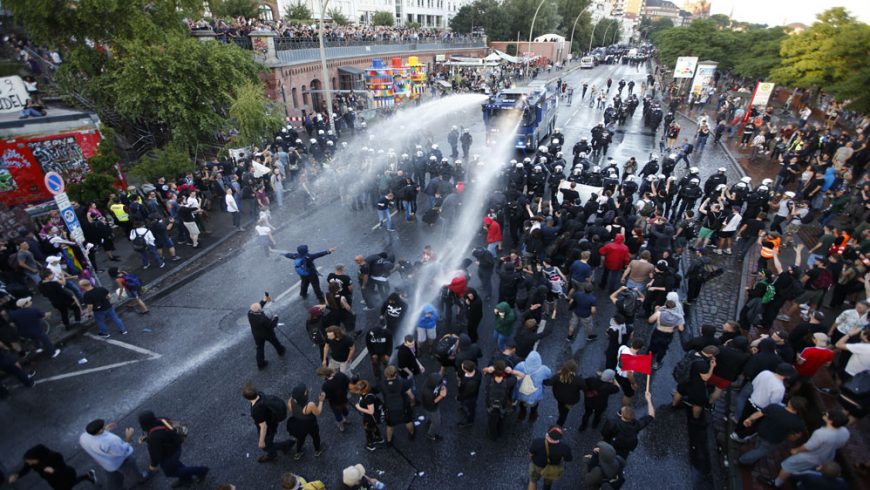 Polisi anti huru hara Jerman menggunakan meriam air, tongkat, dan semprotan merica dalam menghadapi demonstran menentang G20 KTT di Hamburg, Jerman, Kamis (6/7). [Foto: Reuters/Al Jazeera)