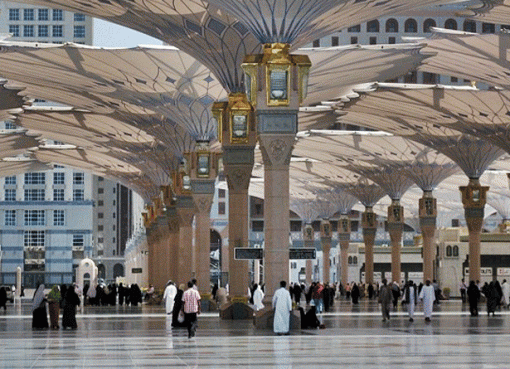 Suasana di salah satu sisi Masjid Nabawi, di Madinah. (Foto Dokumentasi)