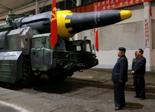 Pemimpin Korea Utara Kim Jong-un memeriksa roket strategis balistik Hwasong-12 (Mars-12). (Foto: Dokumentasi Reuters/Al Jazeera)