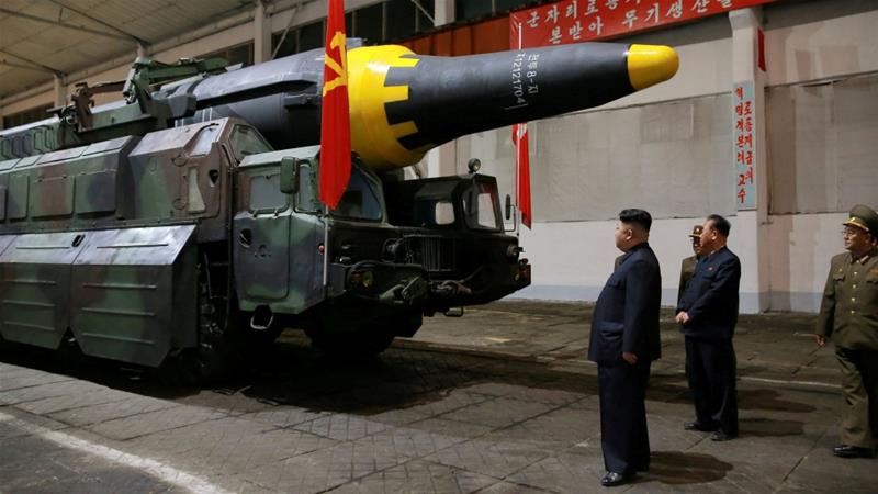 Pemimpin Korea Utara Kim Jong-un memeriksa roket strategis balistik Hwasong-12 (Mars-12). (Foto: Dokumentasi Reuters/Al Jazeera)