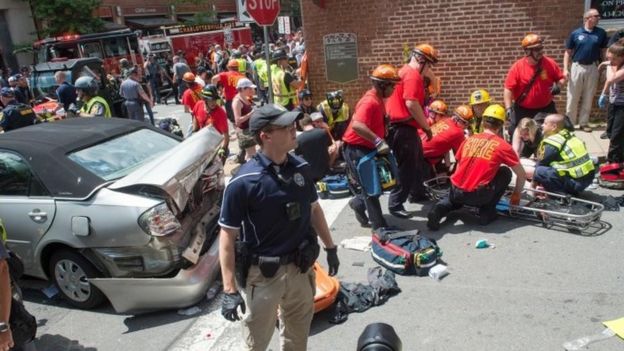 Sejumlah orang mendapat pertolongan pertama setelah sebuah kendaraan melaju ke kerumunan.(Foto: AFP/BBC News)