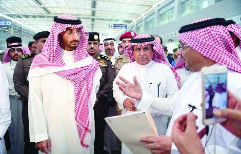 Pangeran Abdullah bin Bandar bin Abdul Aziz (kiri), Wakil Gubernur wilayah Makkah, untuk Haji dan Umrah, di Komplex Bandara Internasional King Abdul Aziz, Minggu.