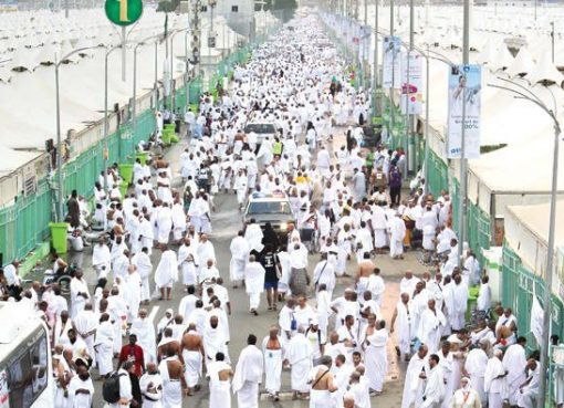 Ratusan ribu jamaah haji saar mellintas dalam perjalanan dari Makkah menuju Mina, Rabu (30/8). (Foto: Arab News)