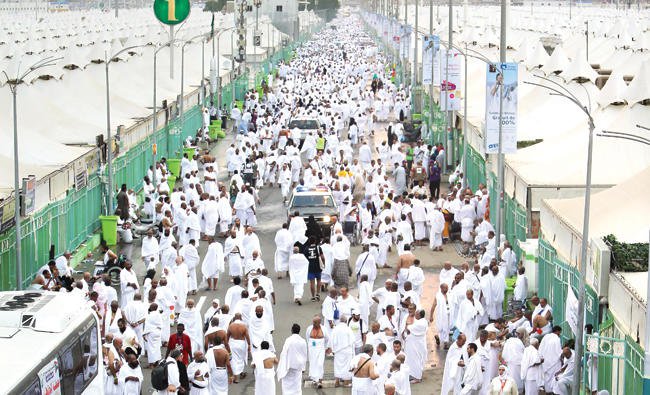 Ratusan ribu jamaah haji saar mellintas dalam perjalanan dari Makkah menuju Mina, Rabu (30/8). (Foto: Arab News)