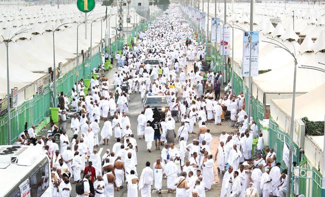 Ratusan ribu jamaah haji saar mellintas dalam perjalanan dari Makkah menuju Mina, Rabu (30/8). (Foto: Arab News)