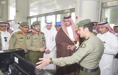 Gubernur Madinah Pangeran Saud bin Khaled Al-Faisal ketika meninjau lokasi pemeriksaan paspor, di Bandara Internasional Pangeran Mohammed bin Abdul Aziz di Madinah. (Foto: SPA/Arab News)