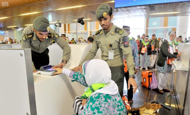 Pemeriksaan paspor di Bandara Prince Mohammad bin Abdul Aziz Madinah.(Foto SPA/Arab News)