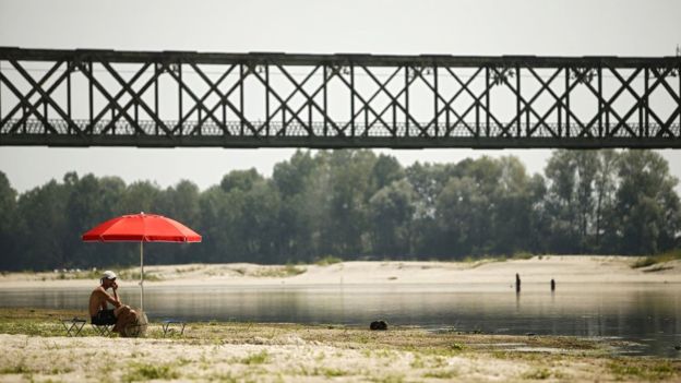 Akibat cuaca panas ekstrim membuat sebuah sungai di Pavia, Italia utara, kering kerontang. (Foto: AFP/BBC News)