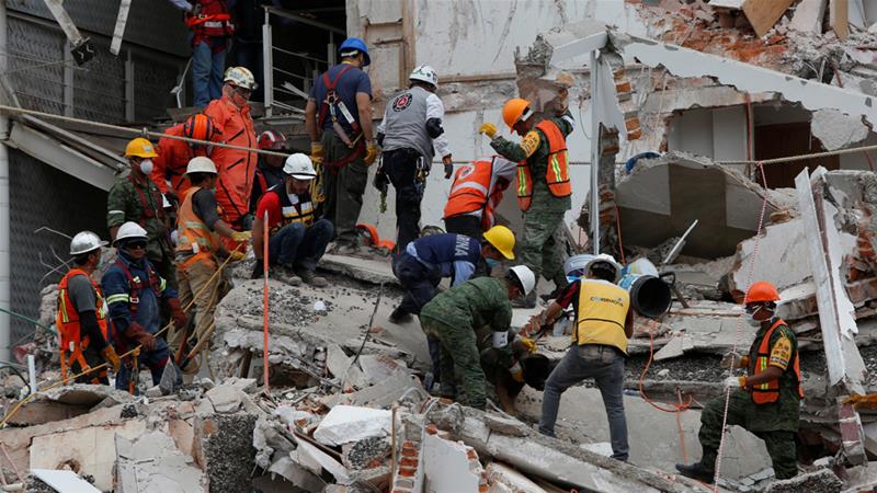 Petugas penyelamat Meksiko bekerja tanpa lelah mencari korban di antara reruntuhan, di Mexico City, Rabu (20/9) waktu setempat atau Kamis WIB. (Foto: Reuters/Al Jazeera)