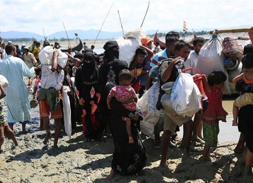 Lebih dari 400.000 warga Rohingya telah melarikan diri ke Bangladesh dalam beberapa pekan terakhir, hanya dengan membawa harta milik apa adanya. Mereka menghindari tindak kekerasan di Myanmar. (Foto: Al Jazeera).