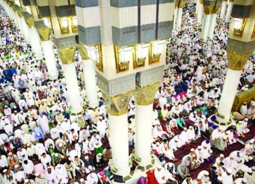 Para jamaah haji melakukan sholag di Masjid Nabawi Madinah setelah melaksanakan rangkaian ritual haji 2017.(Foto:SPA/Arab News)