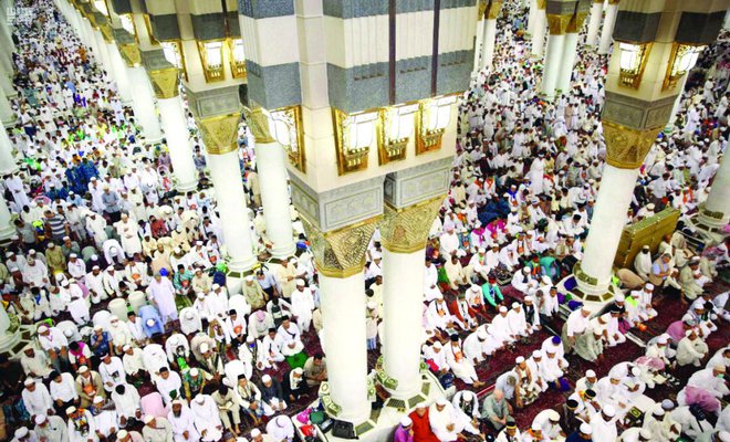 Para jamaah haji melakukan sholag di Masjid Nabawi Madinah setelah melaksanakan rangkaian ritual haji 2017.(Foto:SPA/Arab News)