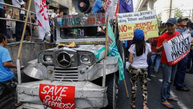 Unjuk-rasa anti penghapusan angkuran umum Jeepney di Manila. (Foto: EPA/BBC News)