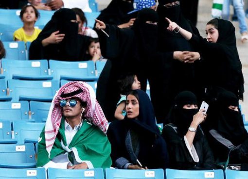 Sejumlah wanita Arab ketika menonton bersama keluarga mereka, di Stadion King Fahad, Riyadh, dalam rangka Hari Nasional Saudi, bulan lalu.(Foto: Arab News)