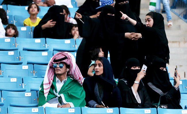 Sejumlah wanita Arab ketika menonton bersama keluarga mereka, di Stadion King Fahad, Riyadh, dalam rangka Hari Nasional Saudi, bulan lalu.(Foto: Arab News)